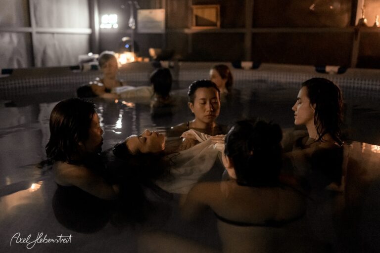 Intime Atmosphäre in einem warmen Wasserbecken, umgeben von Frauen, die in einer meditativen Pose versunken sind – © Axel Hebenstreit