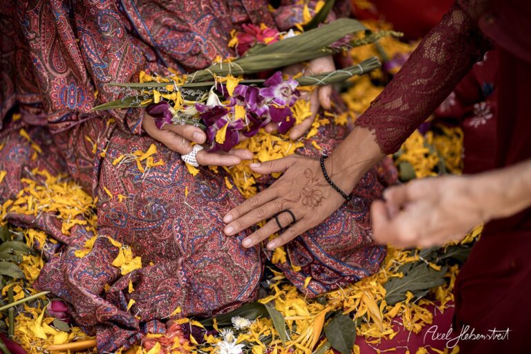 Frau mit Henna, umgeben von Blumen und Blättern, in festlicher Atmosphäre – © Axel Hebenstreit