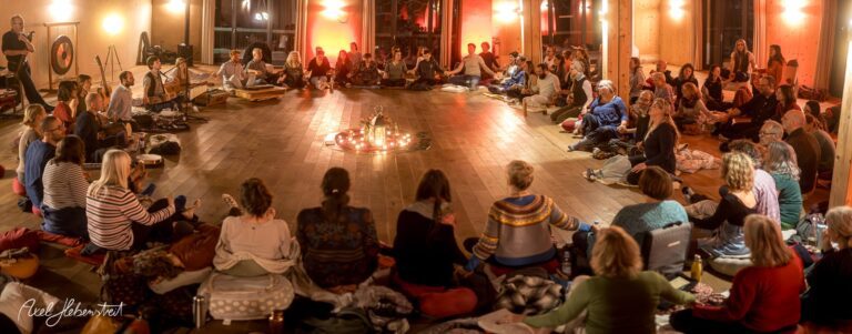 Gemeinschaftliche Sitzung im sanft beleuchteten Raum mit Kerzen, Musik und meditativer Atmosphäre – © Axel Hebenstreit