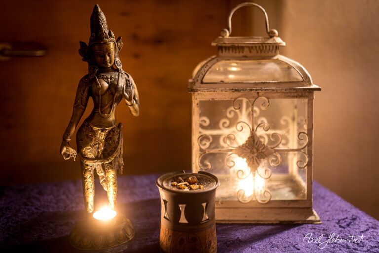 Eine indische Statue und eine laternenartige Lampe schaffen eine entspannende Atmosphäre in einem stilvollen Raum – © Axel Hebenstreit.