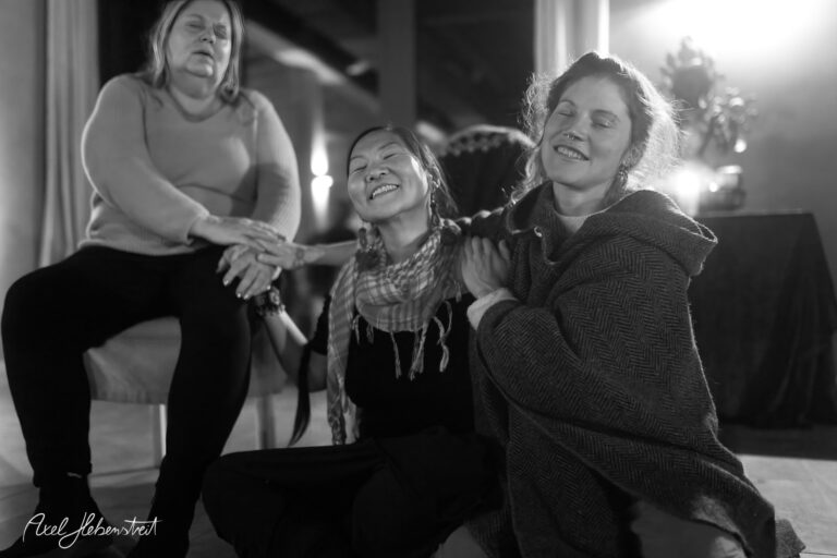 Gemeinsame positive Energie und Verbundenheit dreier Frauen in entspannter Atmosphäre – © Axel Hebenstreit