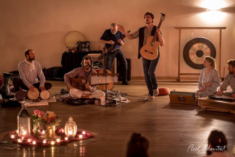 Musiker und Teilnehmer sind in einer meditativen Stimmung versammelt, während eine Atempause der Musik genossen wird – © Axel Hebenstreit