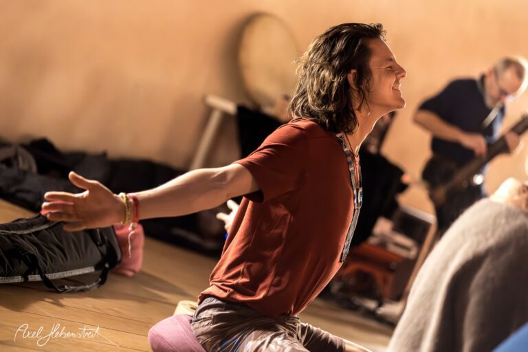 Junger Mann in einem meditativen Moment während einer Yoga-Session, umgeben von einer entspannten Atmosphäre – © Axel Hebenstreit