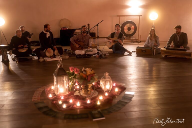 Eine musikalische Zusammenkunft in meditativem Ambiente, umgeben von Kerzen und einer harmonischen Atmosphäre – © Axel Hebenstreit