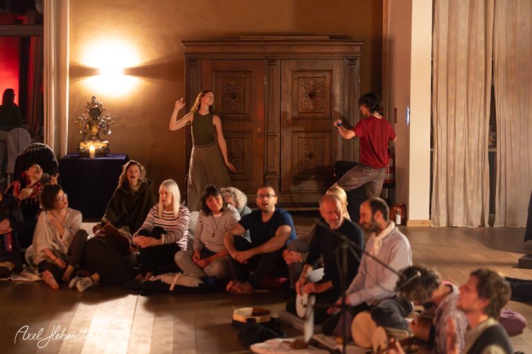 Eingespielte Gruppe von Menschen bei einer musikalischen Session im festlichen Ambiente – © Axel Hebenstreit