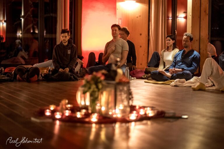 Gemütliche Yogastunde in einem warmen, einladenden Raum mit Kerzenlicht und meditativer Stimmung – © Axel Hebenstreit.