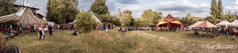 Ein lebhaftes Festival mit Menschen, Bühnenzelt und Naturkulisse in Bayern. – © Axel Hebenstreit
