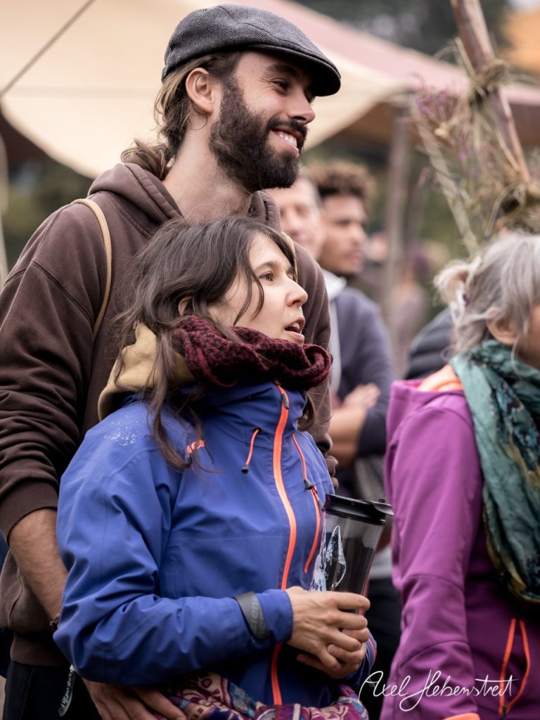 Lächelnde Menschen in festlicher Atmosphäre, die gebannt einem Vortrag lauschen. – © Axel Hebenstreit