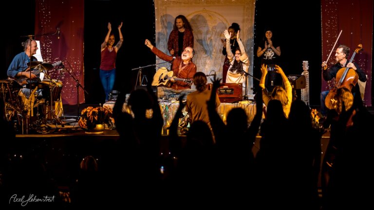 Bühnenperformance mit Musikern und jubelndem Publikum in festlicher Atmosphäre – © Axel Hebenstreit