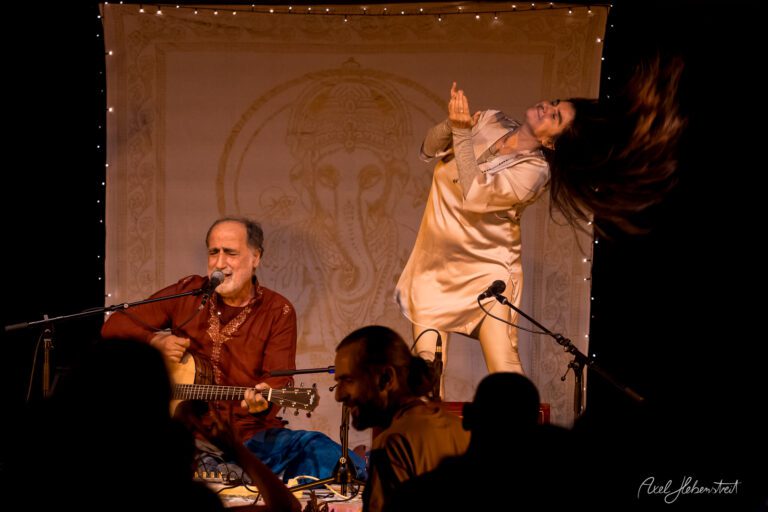 Intensive Bühnenperformance mit einem Musiker und tanzender Sängerin während eines Konzerts, lebendige Atmosphäre. – © Axel Hebenstreit