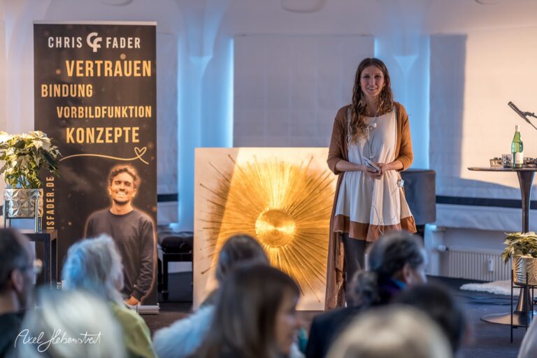 Eine Rednerin präsentiert inspirierende Konzepte auf einer Veranstaltung in einem stilvollen Raum – © Axel Hebenstreit.