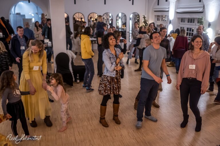 Tanzende Menschen in festlicher Atmosphäre bei einem Event in einem stilvollen, hellen Raum – © Axel Hebenstreit