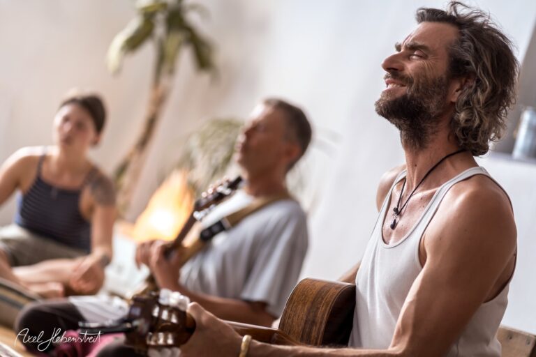 Musiker spielt Gitarre in entspannter Atmosphäre während einer Gruppenaktivität – © Axel Hebenstreit
