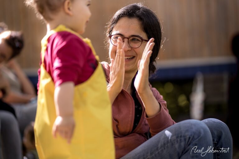 Ein fröhlicher Moment zwischen einer Mutter und ihrem Kind im Freien, während sie sich gegenseitig anfeuern. – © Axel Hebenstreit