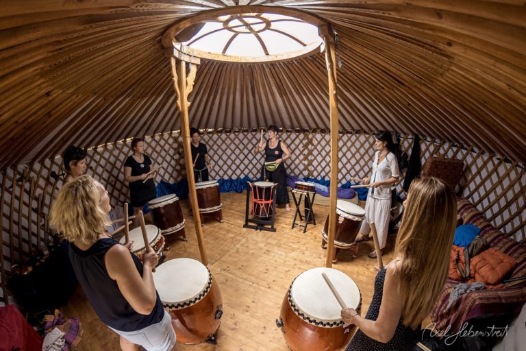 Trommelgruppe musiziert gemeinsam in traditionellem Jurten-Zelt bei Trommel-Workshop – © Axel Hebenstreit
