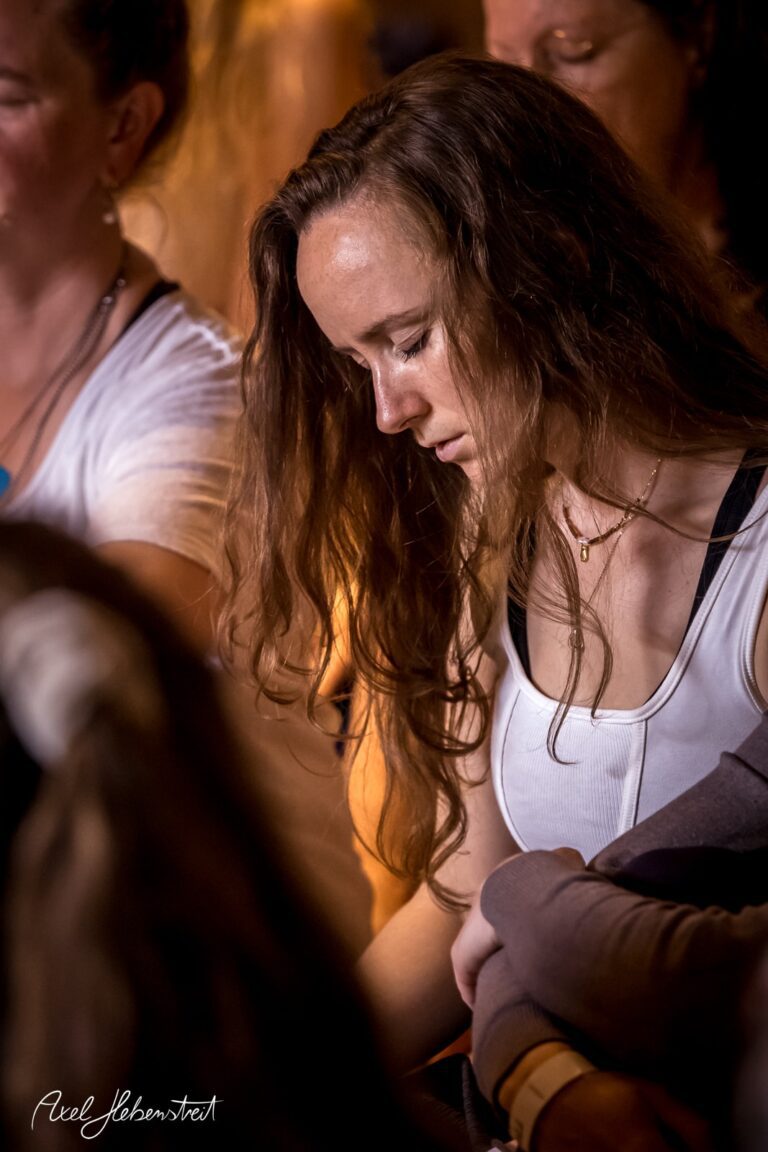 Junge Frau in nachdenklicher Pose während einer emotionalen Momentaufnahme bei einem Event – © Axel Hebenstreit