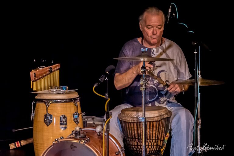 Ein Musiker spielt auf verschiedenen Percussion-Instrumenten und schafft eine lebendige, musikalische Atmosphäre – © Axel Hebenstreit.