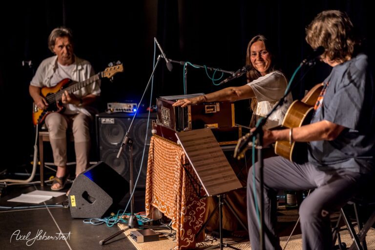 Musiker in einem intimen Konzert, spielen harmonisch zusammen und schaffen eine lebendige Atmosphäre – © Axel Hebenstreit