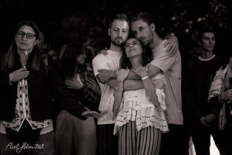 Zwei Personen umarmen sich emotional in einer bewegenden Szene, umgeben von einer Menschenmenge bei einem Event – © Axel Hebenstreit