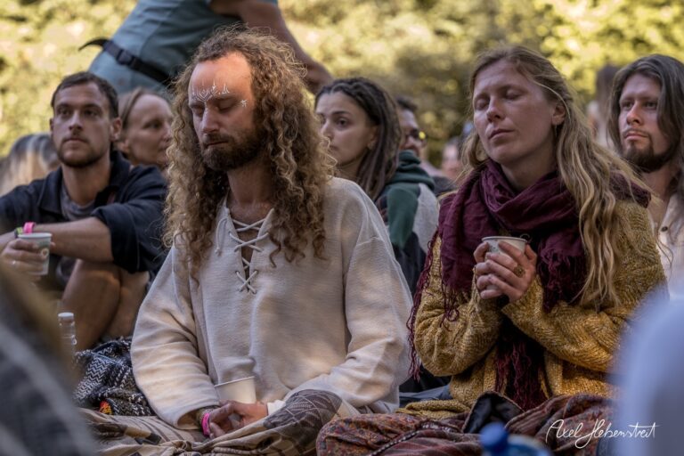 Meditiierende Menschen in einer entspannten Festivalatmosphäre unter freiem Himmel – © Axel Hebenstreit