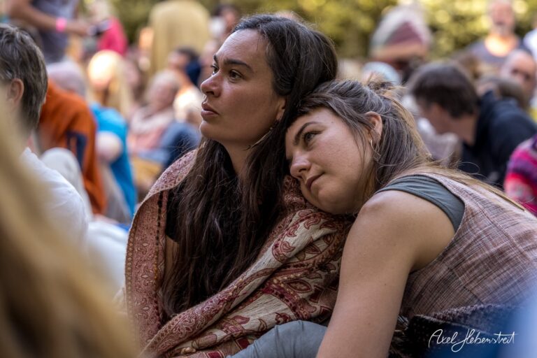 Zwei Frauen genießen einen emotionalen Moment bei einem Festival in der Natur. – © Axel Hebenstreit