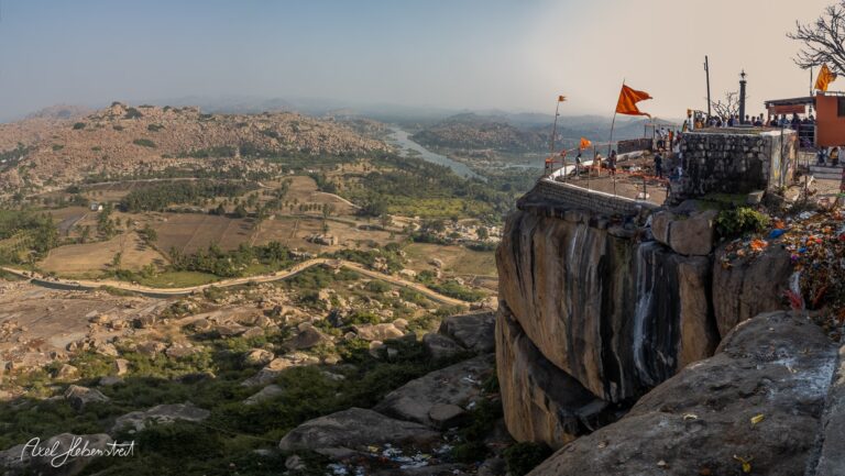 Atemberaubender Blick von einem Felsen auf eine Landschaft mit Tempel, Feldern und einem Fluss in Indien – © Axel Hebenstreit