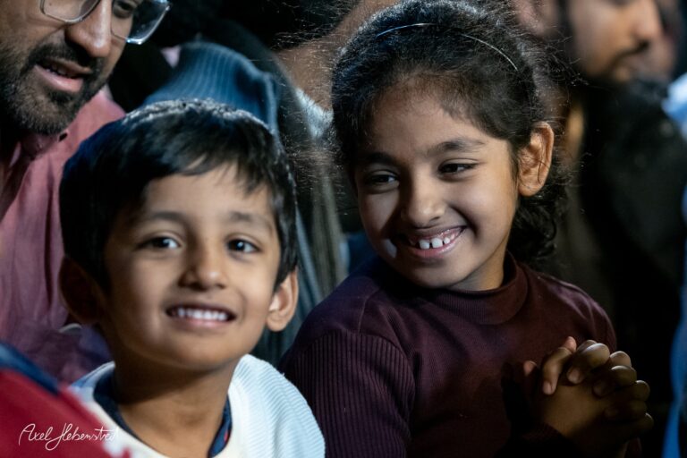 Lächelnde Kinder in fröhlicher Stimmung bei einem Event, umgeben von einer lebhaften Atmosphäre – © Axel Hebenstreit
