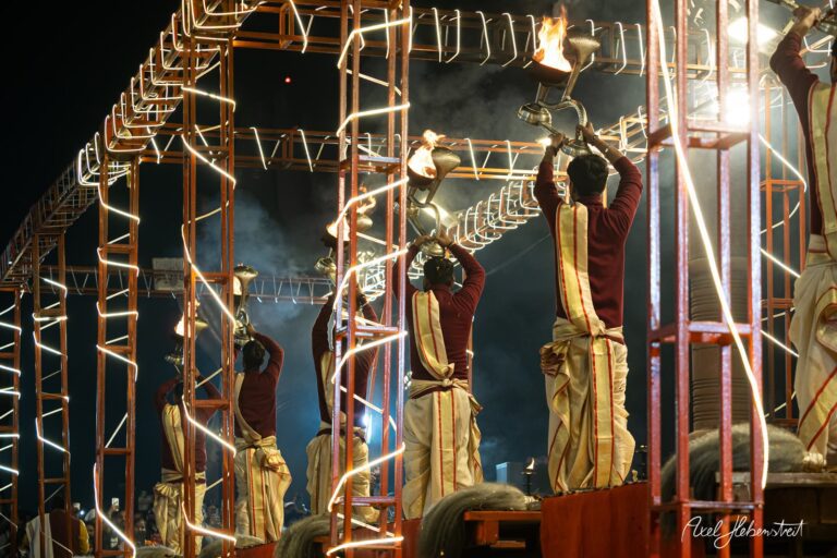 Tänzer in traditionellen Gewändern führen zeremonielle Feuer-Aktionen bei einem Festival durch – © Axel Hebenstreit
