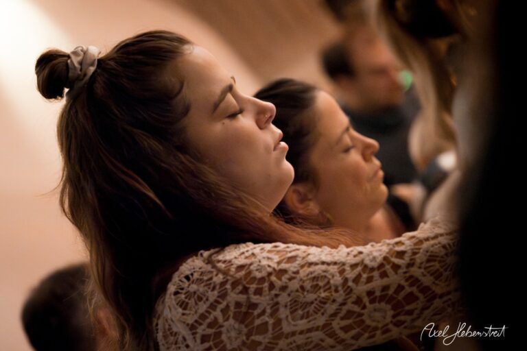 Frauen mit geschlossenen Augen, die in einer meditativen Stimmung vertieft sind. – © Axel Hebenstreit