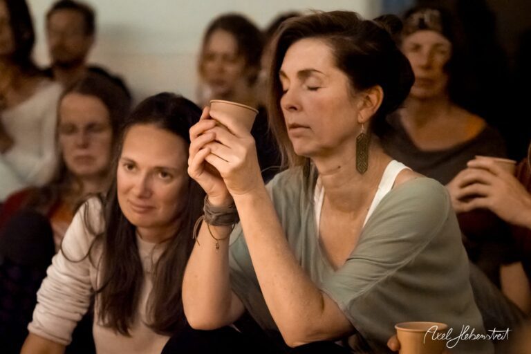 Intensive meditative Atmosphäre mit Teilnehmern, die Tassen halten und in Gedanken vertieft sind – © Axel Hebenstreit