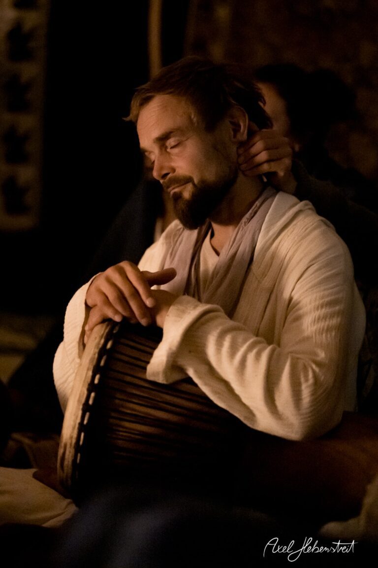 Ein entspannt wirkender Mann mit einer Handtrommel genießt eine ruhige, meditative Atmosphäre. – © Axel Hebenstreit