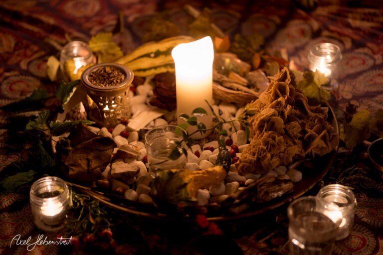 Ein liebevoll dekorierter Altar mit Kerzen und natürlichen Elementen schafft eine harmonische Atmosphäre. – © Axel Hebenstreit
