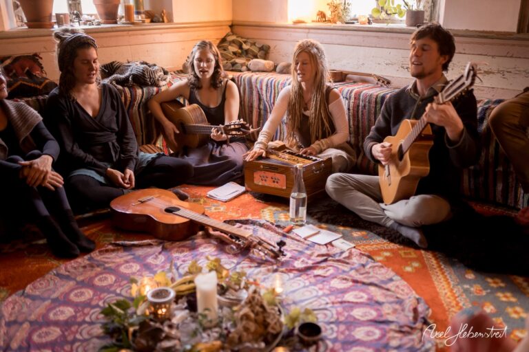 Musikgruppe in einem gemütlichen Raum, die mit Instrumenten gemeinsam spielt und eine entspannte Atmosphäre schafft – © Axel Hebenstreit