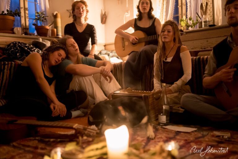 Gruppensitzung mit Musikern in einer gemütlichen Wohnatmosphäre bei Kerzenschein – © Axel Hebenstreit