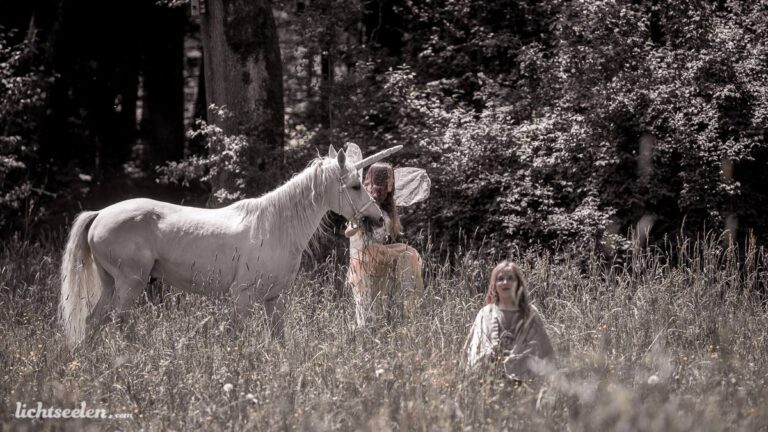 Ein eleganter Einhorn mit zwei Kindern in einem blühenden Wald, der eine märchenhafte Stimmung vermittelt.