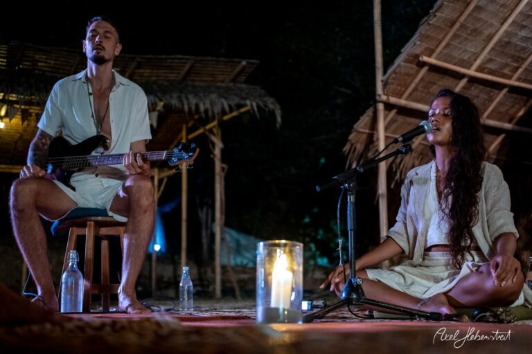 Atmosphärisches Konzert mit einem Sänger und einem Musiker bei Kerzenschein in einer naturnahen Umgebung – © Axel Hebenstreit
