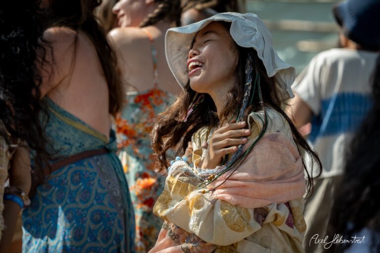 Lächelndes Kind in einem Festival-Outfit, das sich fröhlich zur Musik bewegt – © Axel Hebenstreit