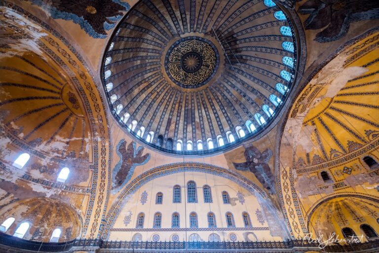 Blick auf die beeindruckende Kuppel der Hagia Sophia mit kunstvollen Verzierungen – © Axel Hebenstreit