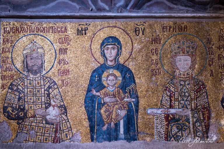 Mosaik mit der Darstellung von Maria mit Kind und zwei Heiligen in historischer Kirche – © Axel Hebenstreit