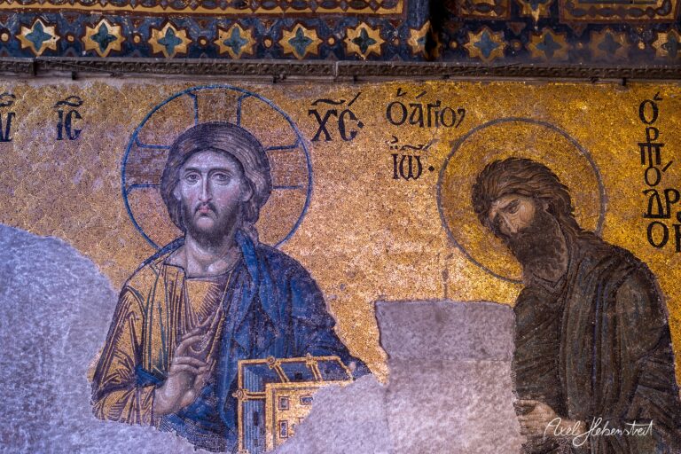 Mosaikdarstellung von Christus und Johannes dem Täufer in einem historischen Kirchenraum – © Axel Hebenstreit