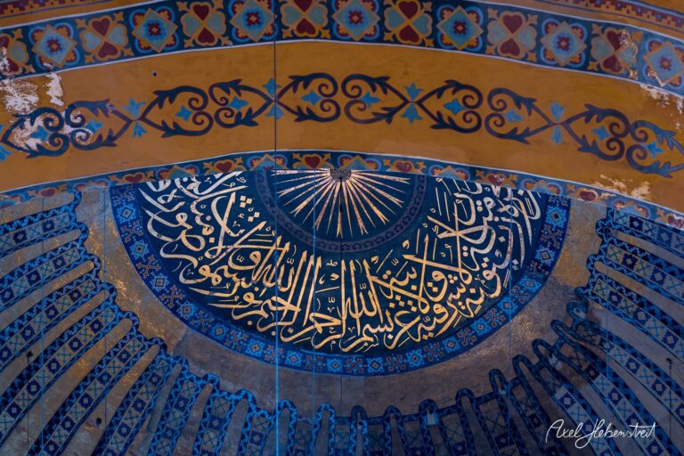 Eine kunstvoll verzierte Kuppel mit arabischer Schrift und goldenen Akzenten in einem religiösen Gebäude – © Axel Hebenstreit