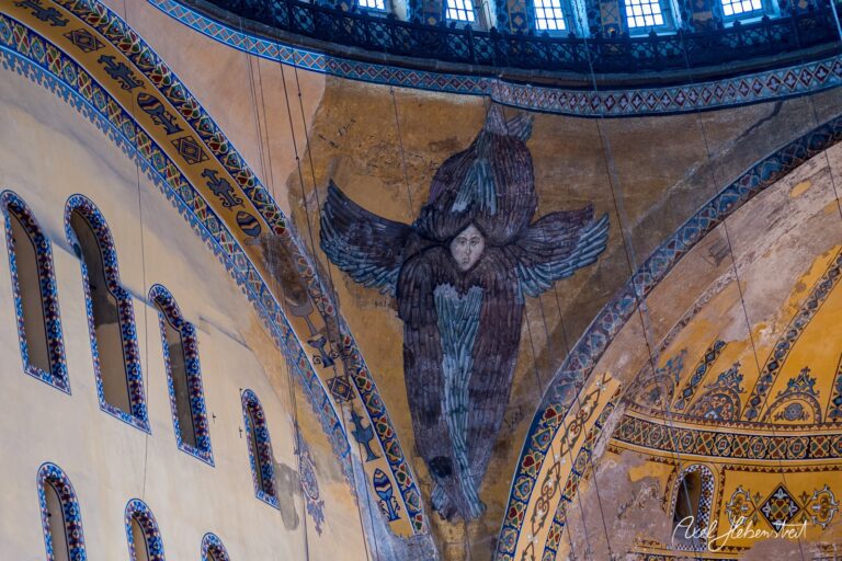 Ein Engel mit großen Flügeln schmückt die Decke der Hagia Sophia in Istanbul – © Axel Hebenstreit