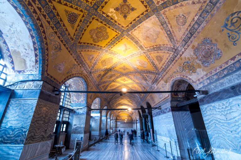 Prächtige, hochgewölbte Decke eines historischen Innenraums mit sanftem Licht und Menschen im Hintergrund – © Axel Hebenstreit