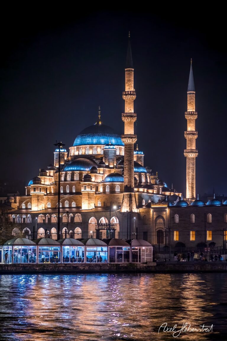 Beleuchtete Moschee mit zwei Minaretten am Wasser bei Nacht in Istanbul – © Axel Hebenstreit