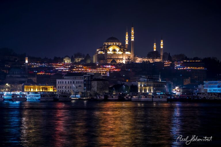 Istanbul bei Nacht mit erleuchteter Hagia Sophia und reflektierenden Lichtern auf dem Wasser – © Axel Hebenstreit