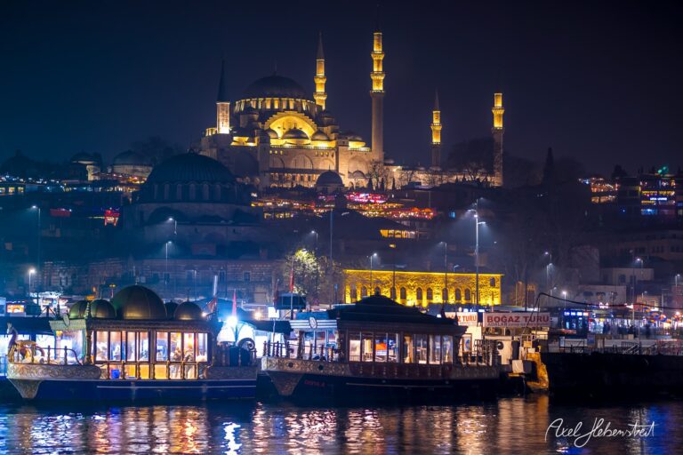 Istanbul bei Nacht mit beleuchteter Hagia Sophia im Hintergrund und traditionellen Booten auf dem Wasser – © Axel Hebenstreit