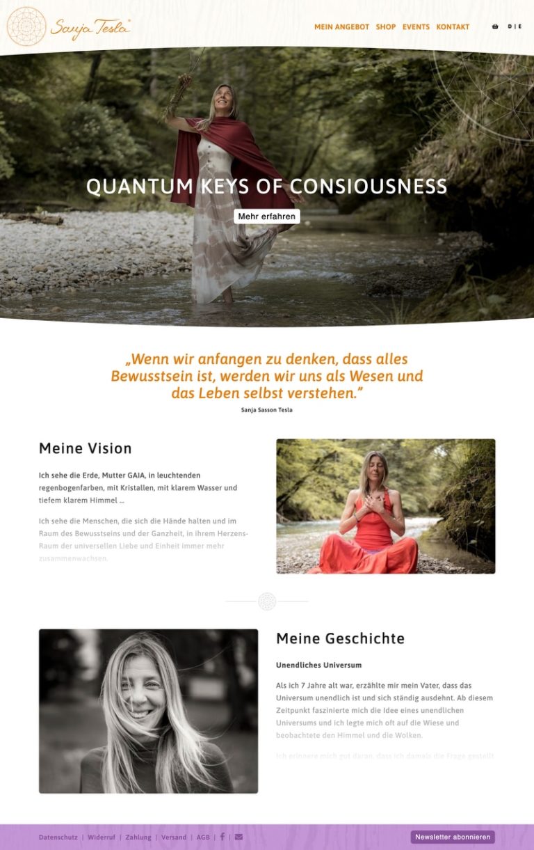 Frau in rotem Kleid sitzt meditativ an einem Fluss in grüner Naturlandschaft – © Axel Hebenstreit