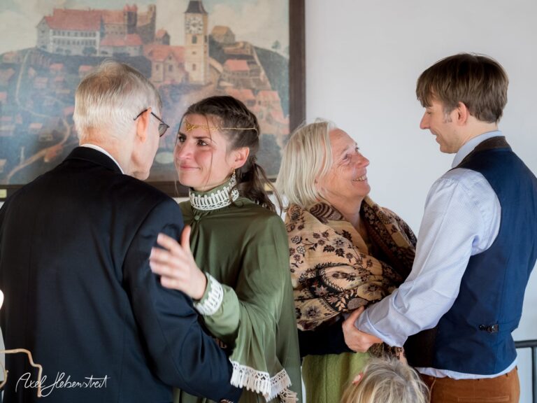 Festliche Atmosphäre bei einem emotionalen Familientreffen in einem historischen Gebäude – © Axel Hebenstreit