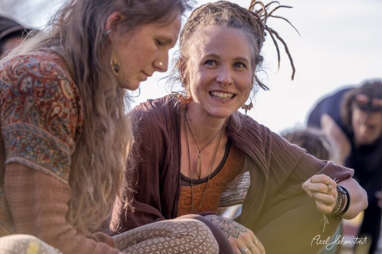 Zwei lachende Frauen mit Dreadlocks genießen eine entspannte Atmosphäre bei einem Festival – © Axel Hebenstreit