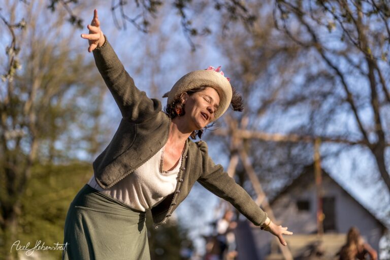 Frau in historischer Kleidung tanzt fröhlich unter freiem Himmel – © Axel Hebenstreit